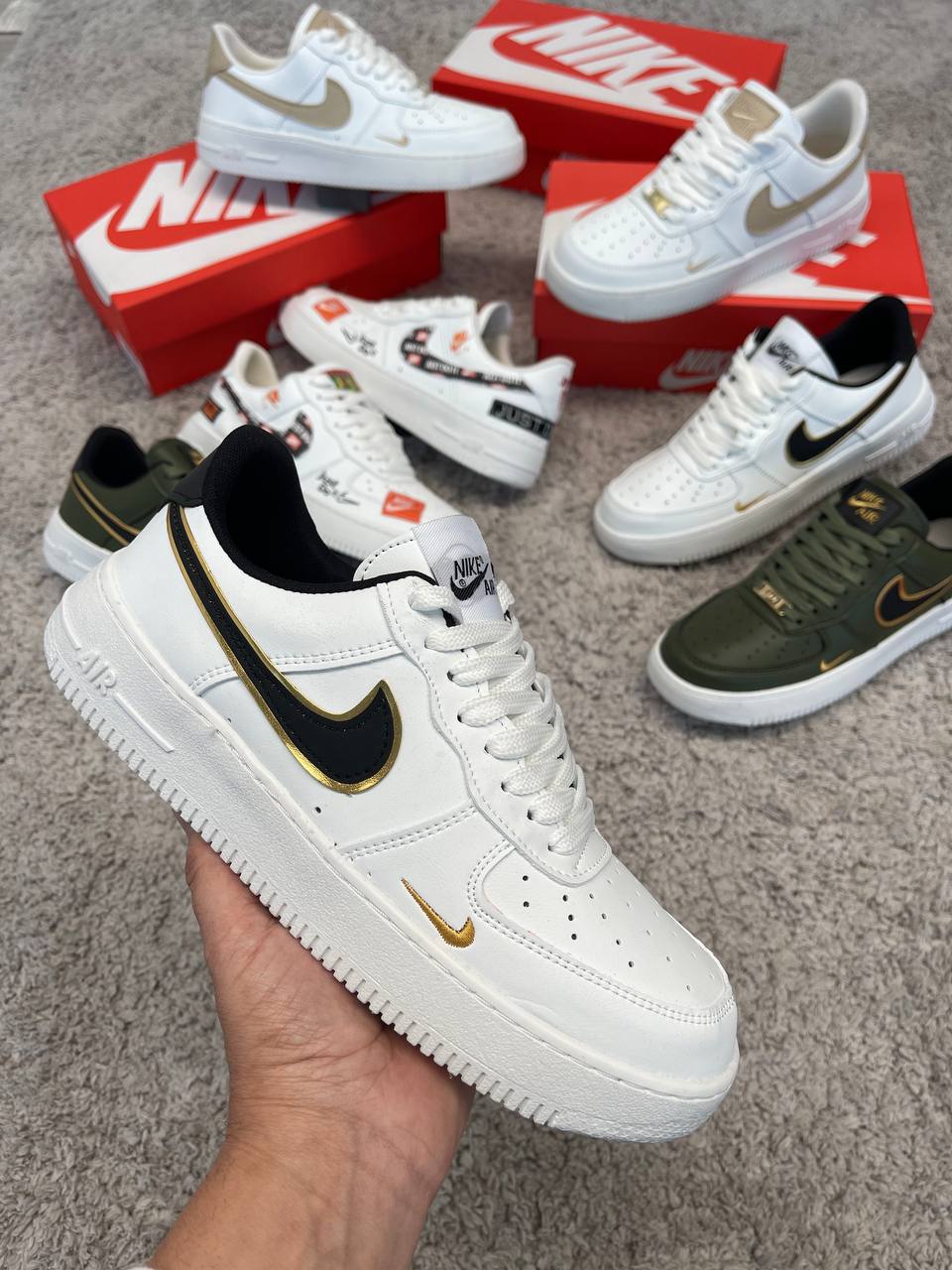 AIR FORCE 1 blancas logo negro contorno dorado