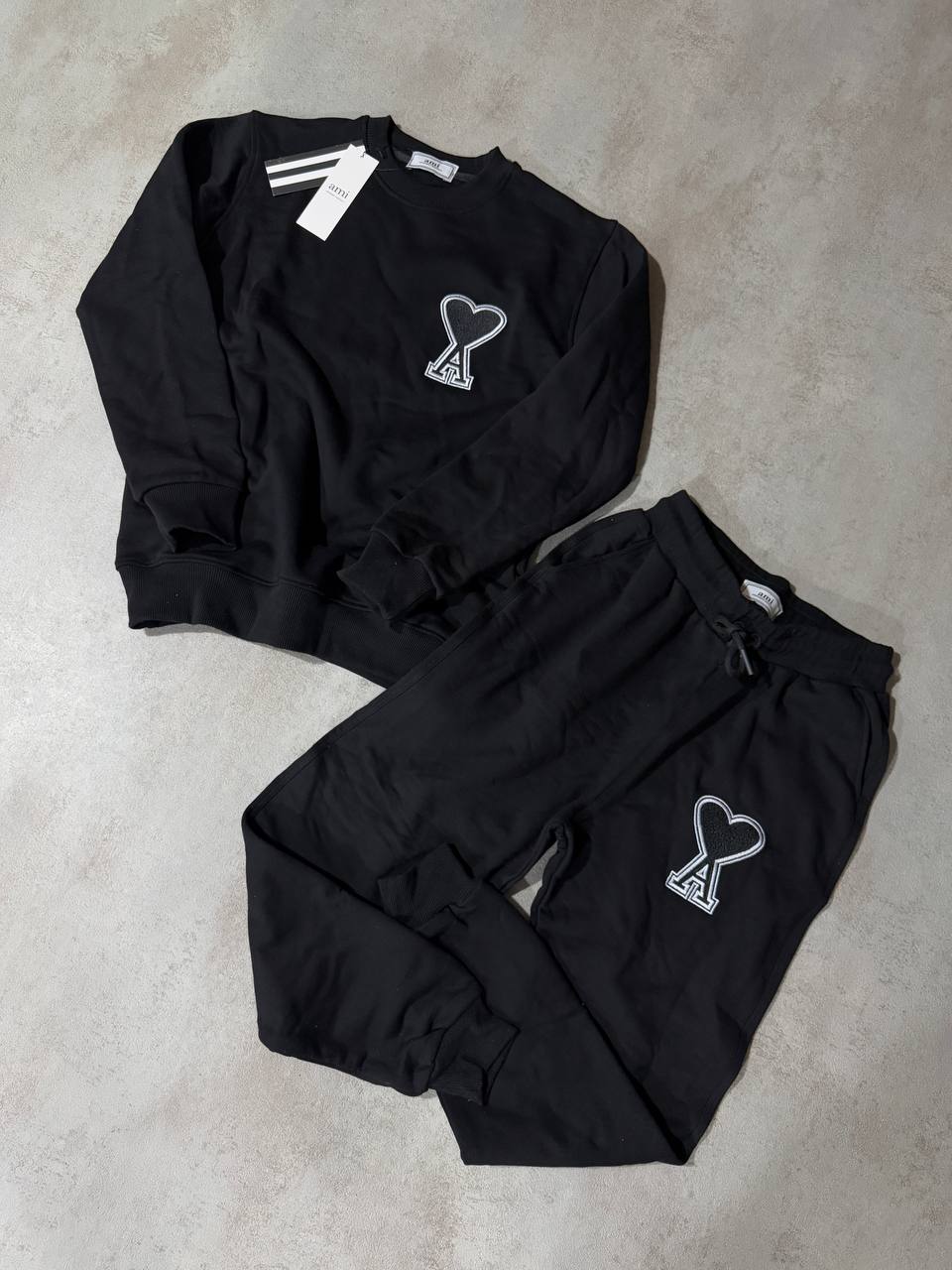 Chandal ami paris negro logo negro contorno blanco