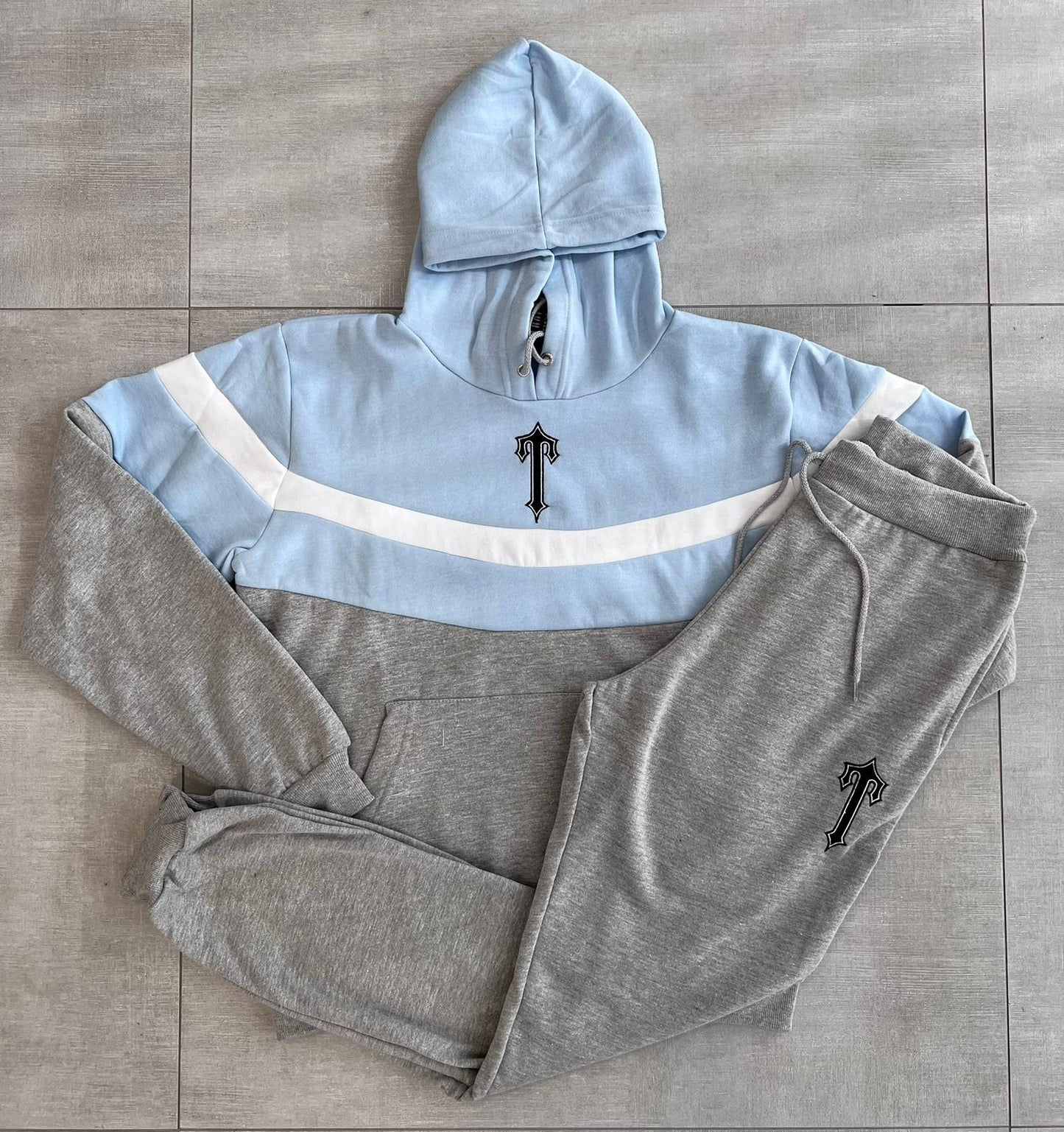TRAPSTAR Gris y azul logo en pecho