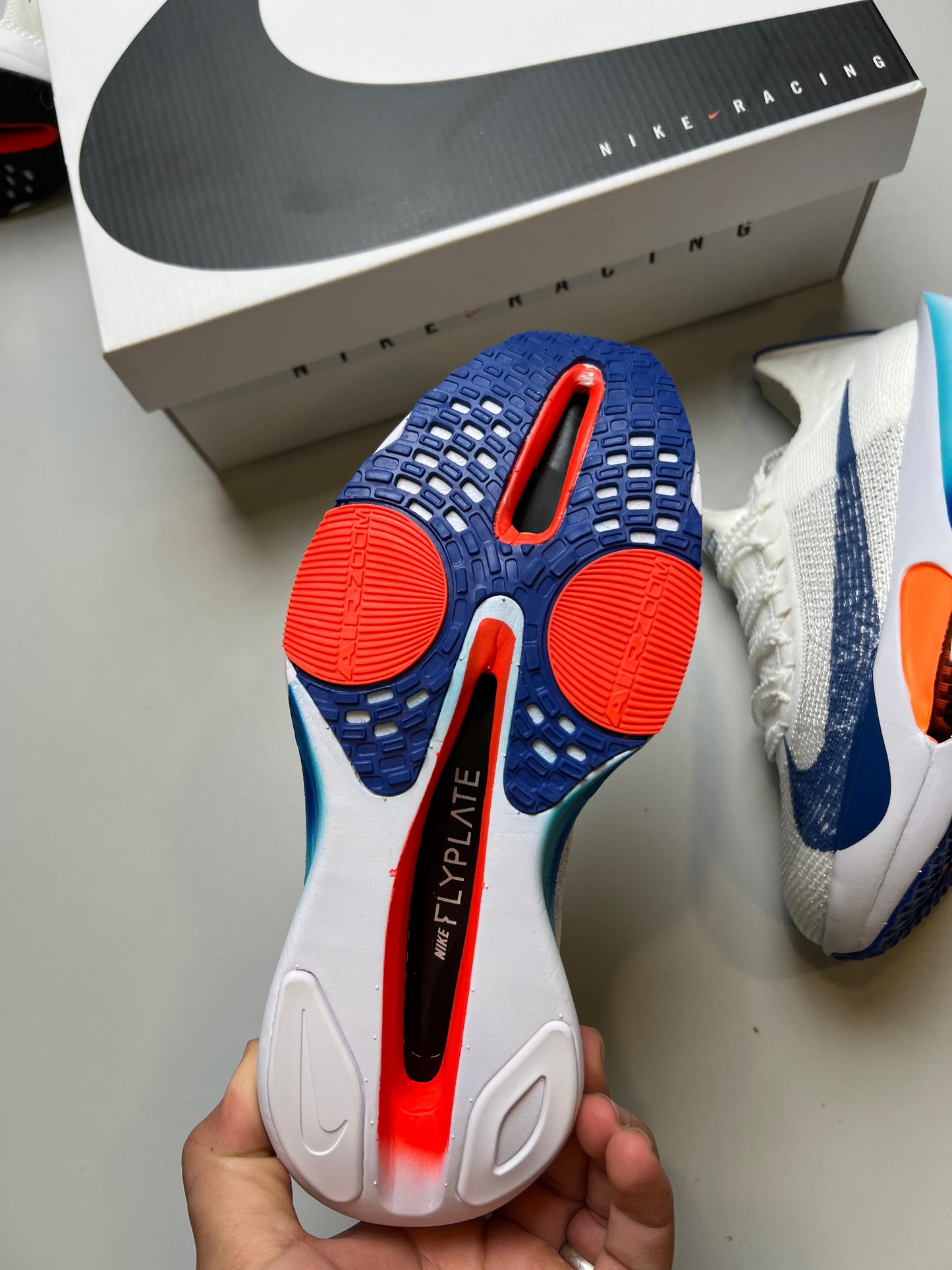 NIKE AIR ZOOM ALPHAFLY NEXT % blanco logo azul detalles naranjas