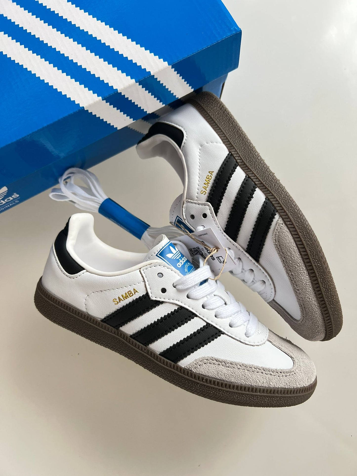 Adidas samba blancas y negras logo dorado