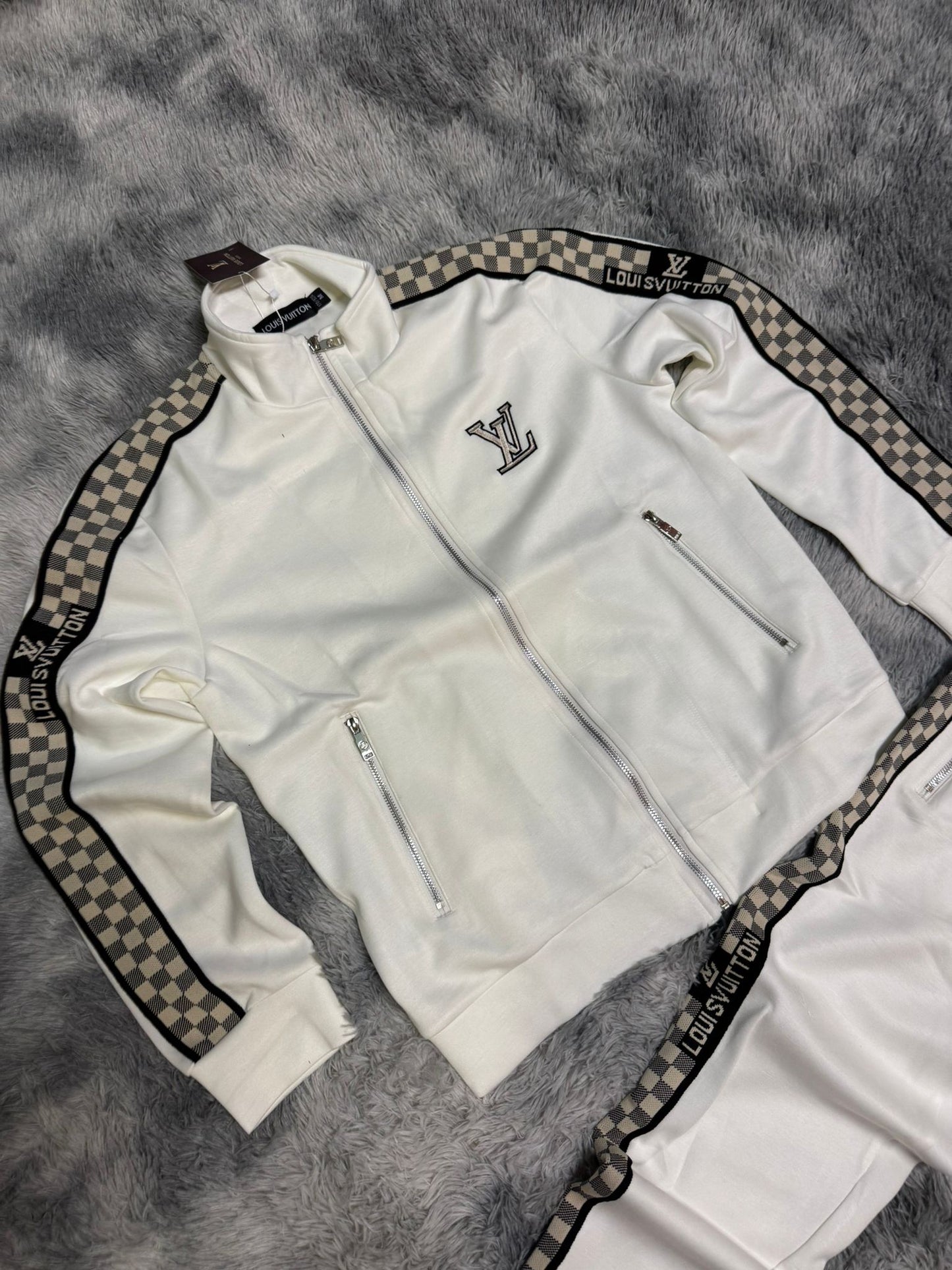 Chandal LV blanco logo negro detalles laterales