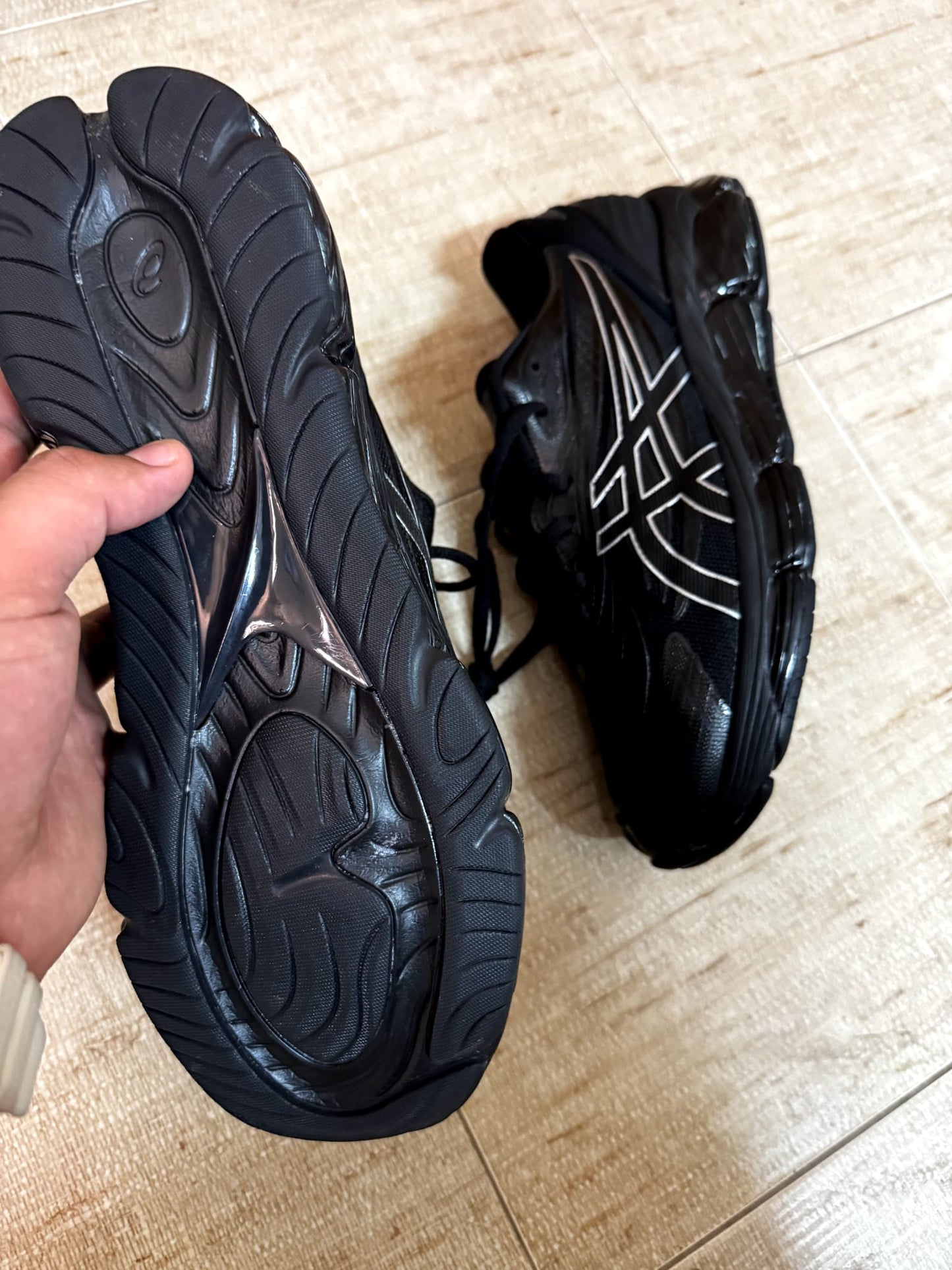 Asics negras logo negro contorno blanco