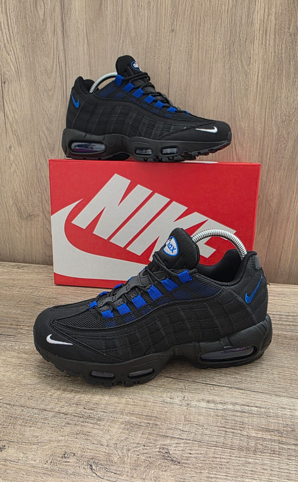 Air max 95 negra logo azul