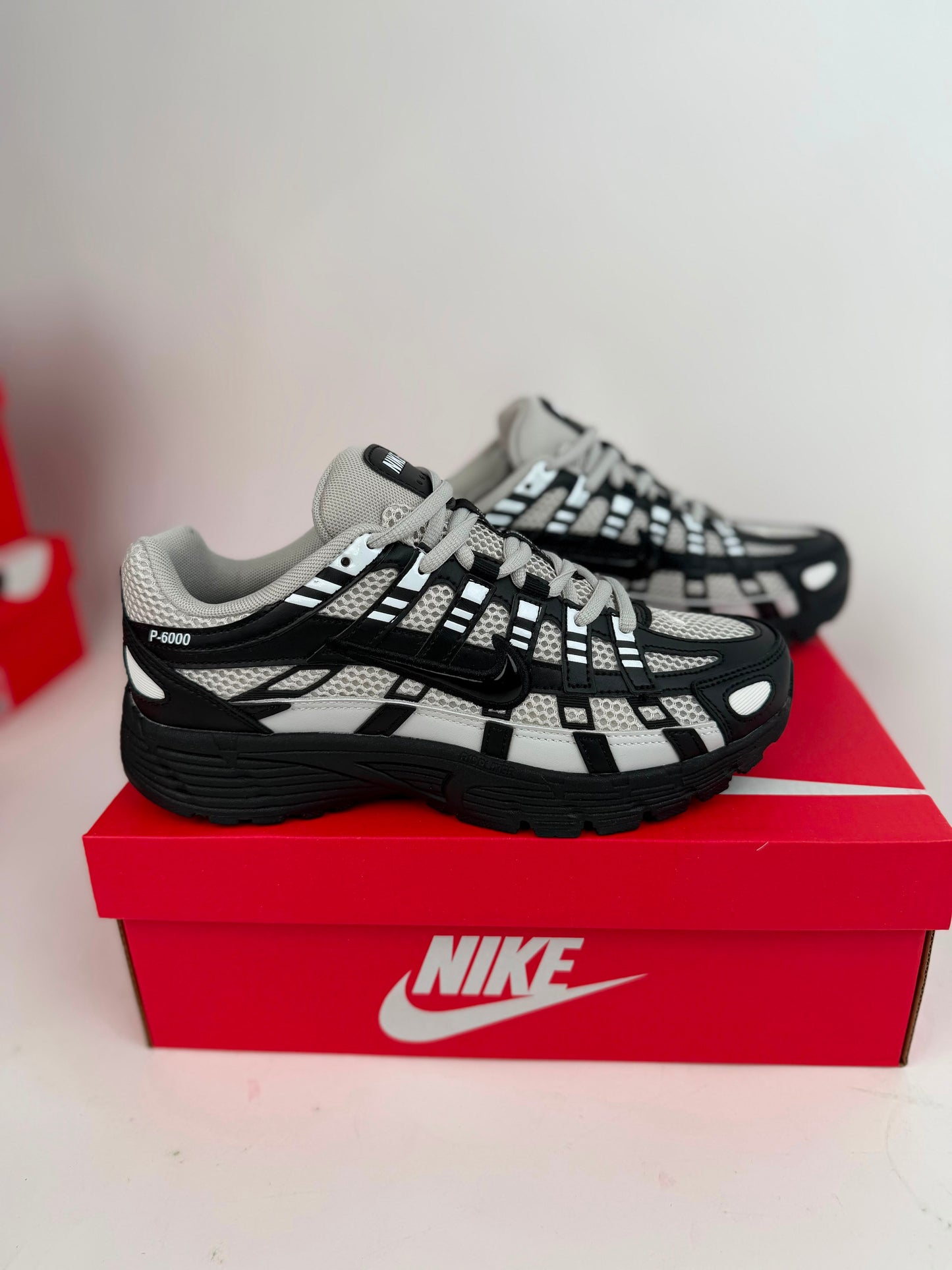Nike P-6000 negras y grises logo negro