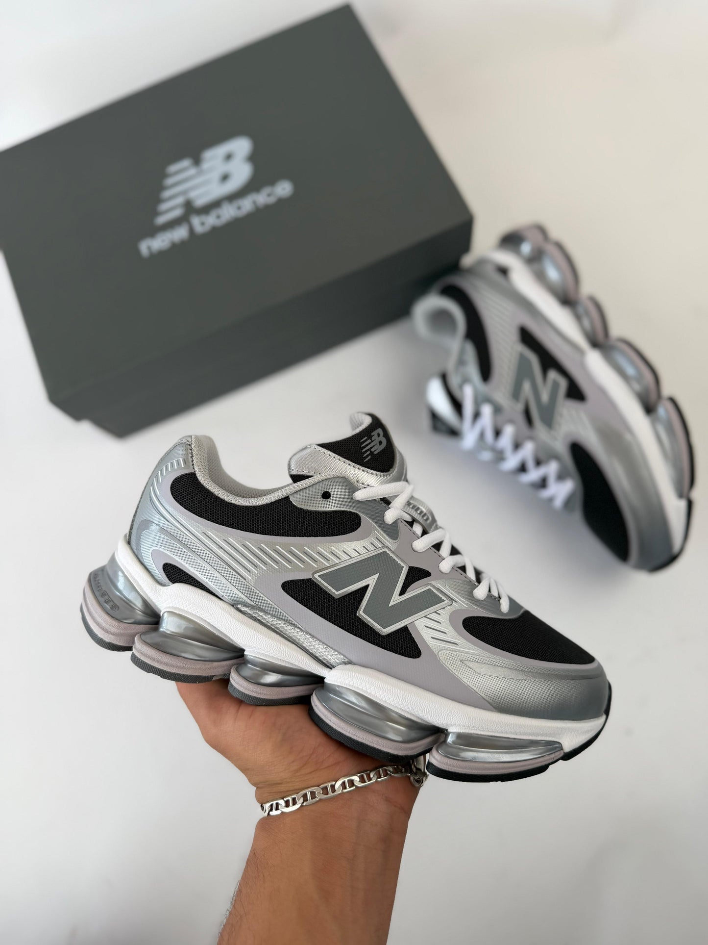 New Balance 2000 grises detalles negros y blancos
