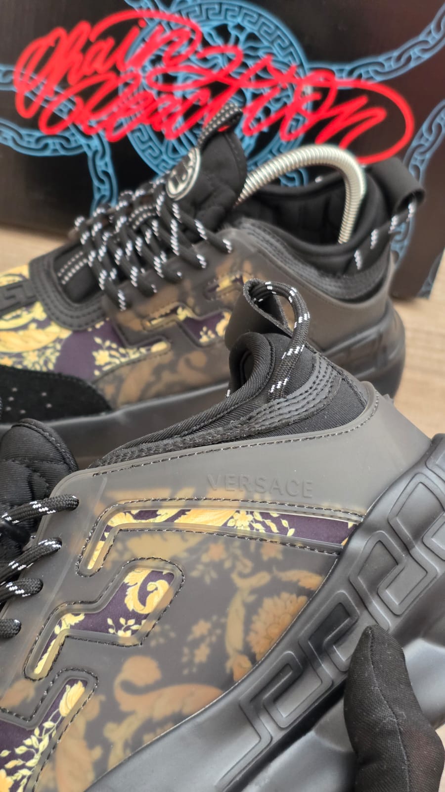 Versace negra con oro