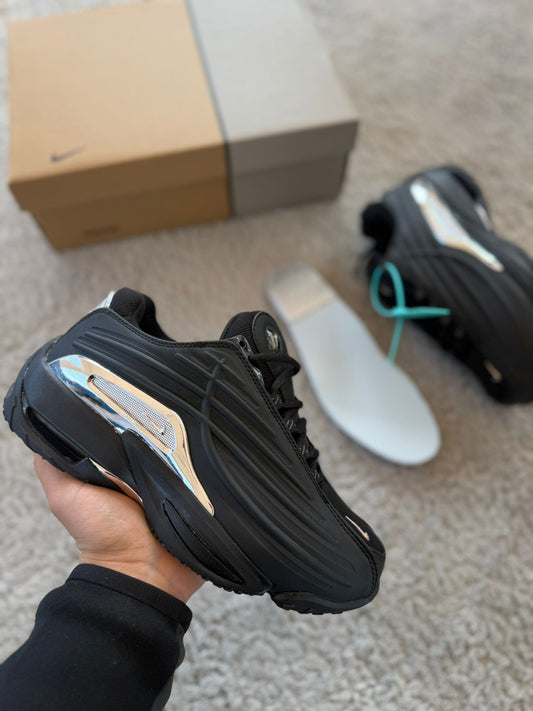 Nike nocta Hot Step II negras logo plateado