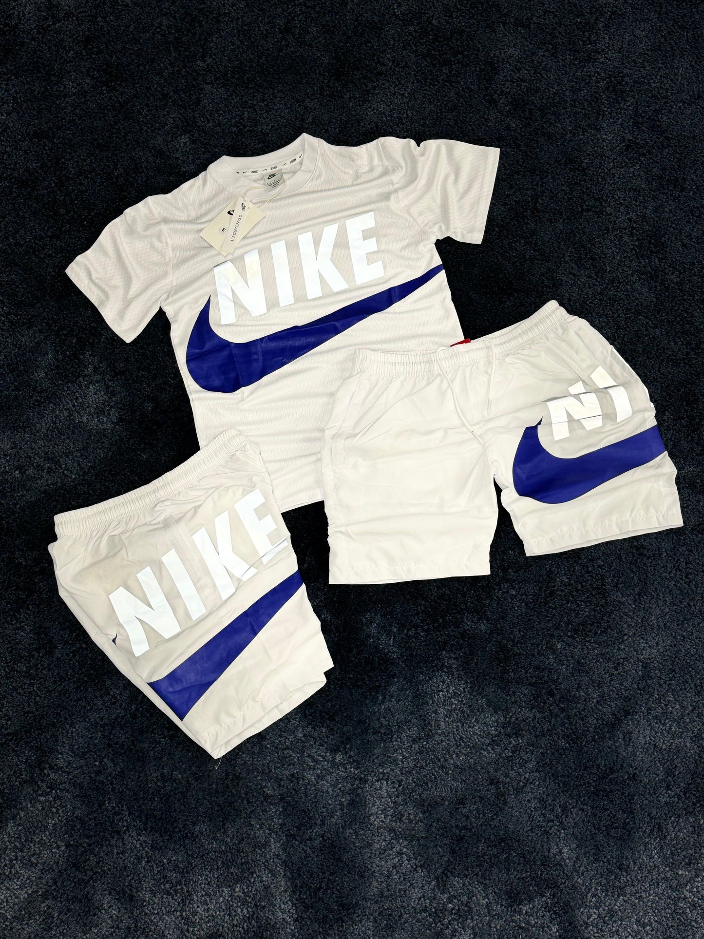 Conjunto nike logo blanco y azul reflectante