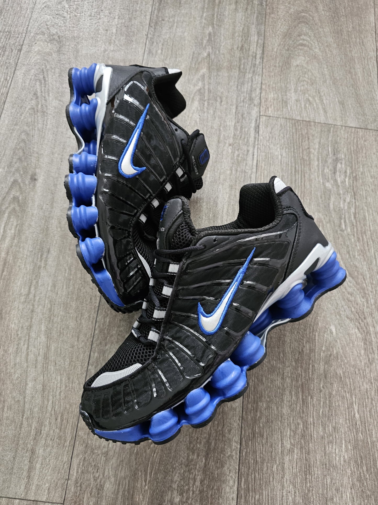 Shox negra suela azul