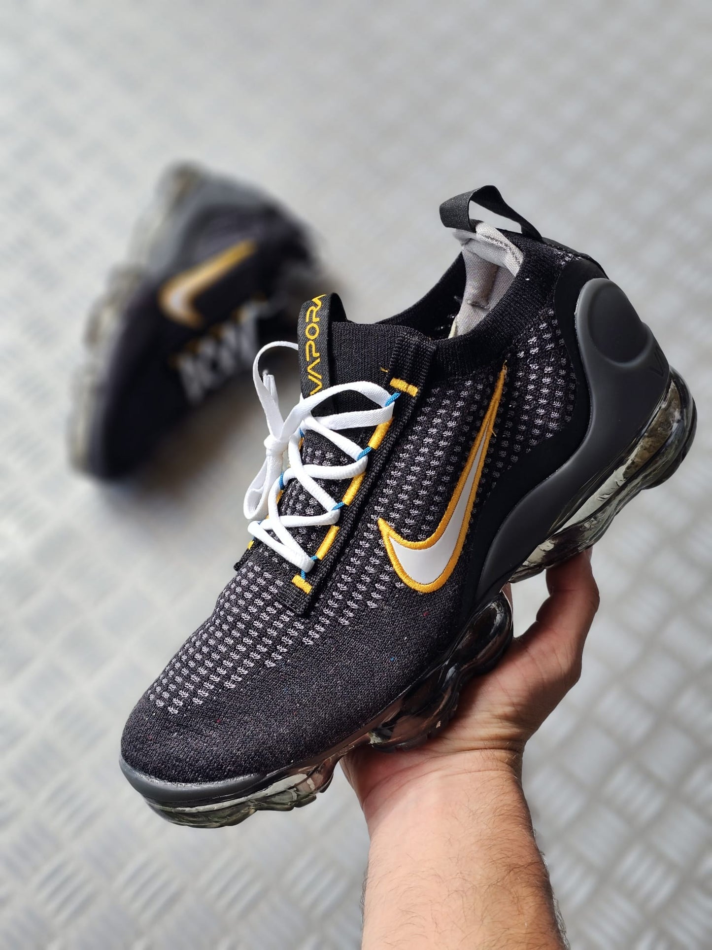 Vapormax 2021 flyknit negra logo oro