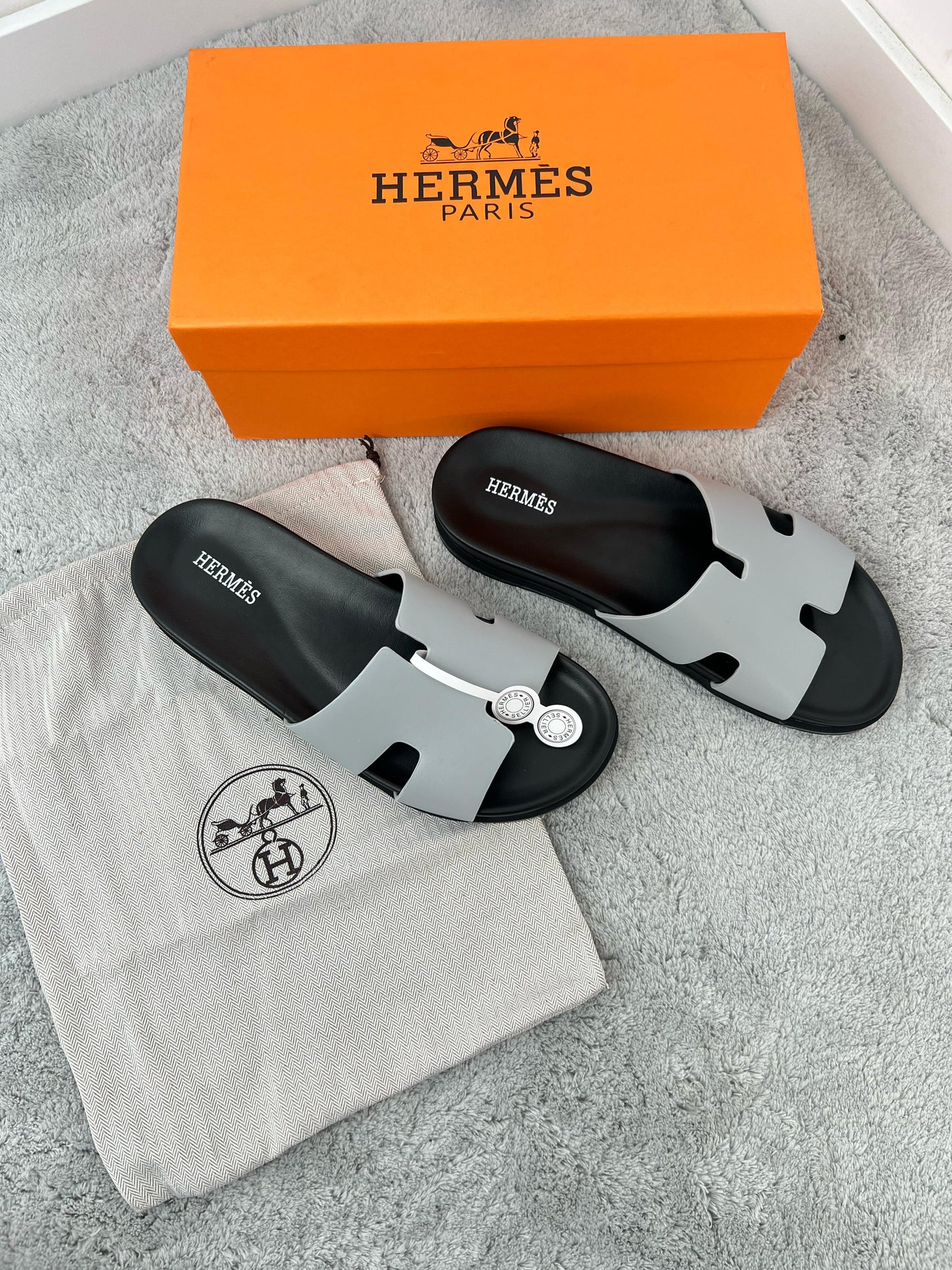 Chancla Hermes negra y gris