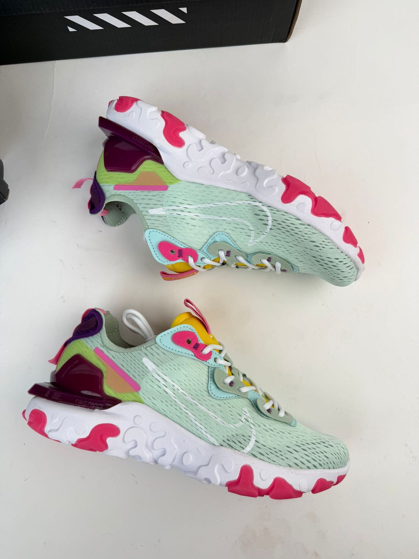 Nike react vision azul claro logo blanco detalles blancos y rosas