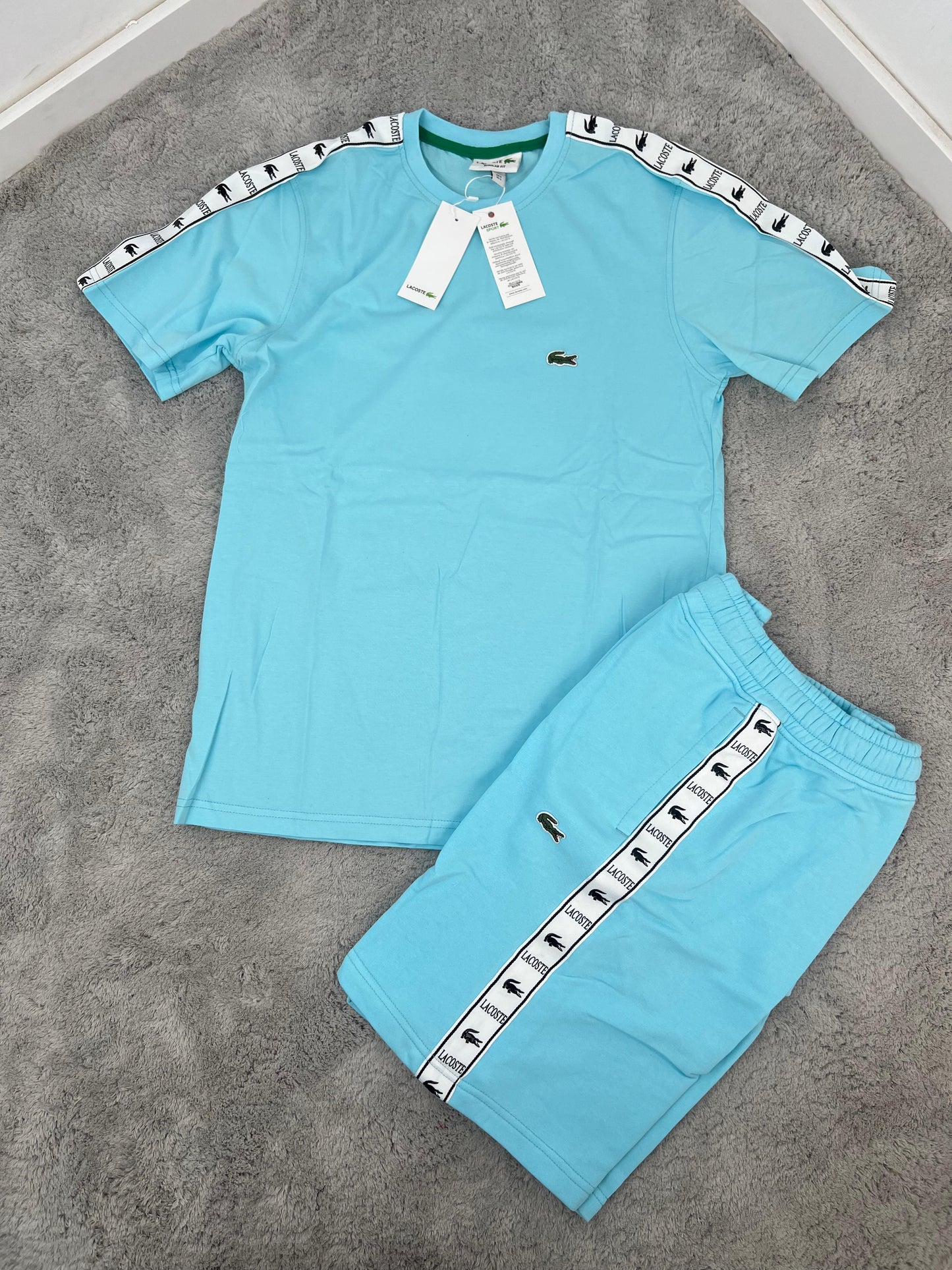 Conjunto corto lacoste azul claro logo verde lineas blancas