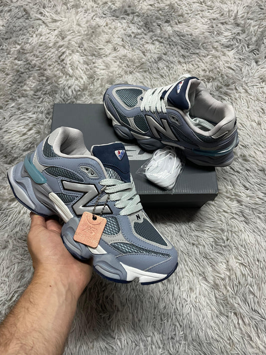 New Balance 9060 azul logo gris contorno negro