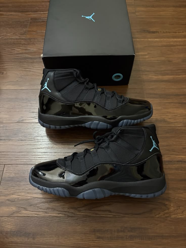 JORDAN 11 negras logo azul