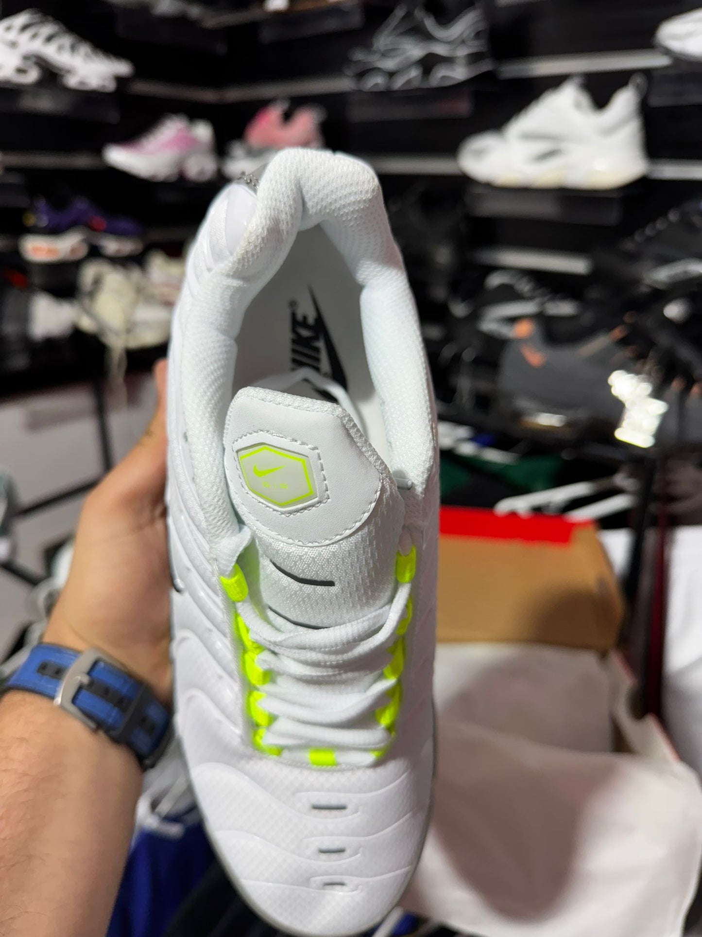Nike tn blancas logo negro contorno blanco detalles fluor