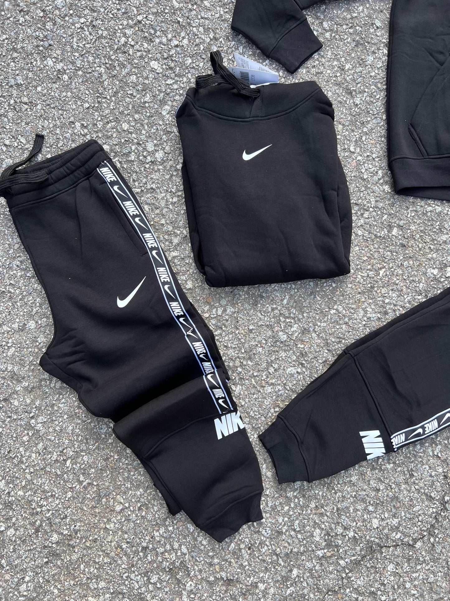 Chandal nike negro logo blanco lineas laterales