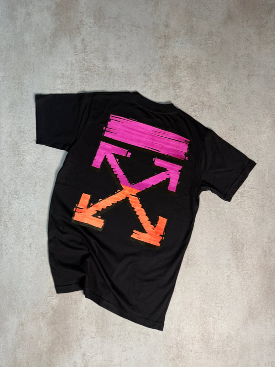 Camiseta off white logo mano negra logo grande rosa
