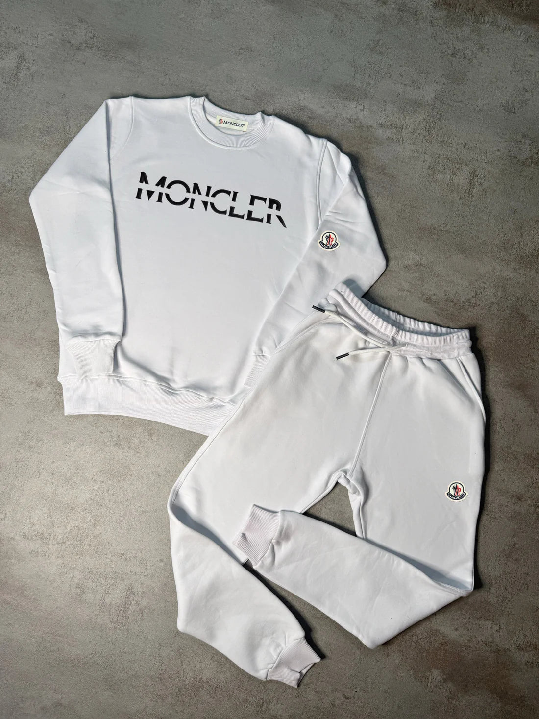 Chandal MONCLER blanco logo negro letras cortadas