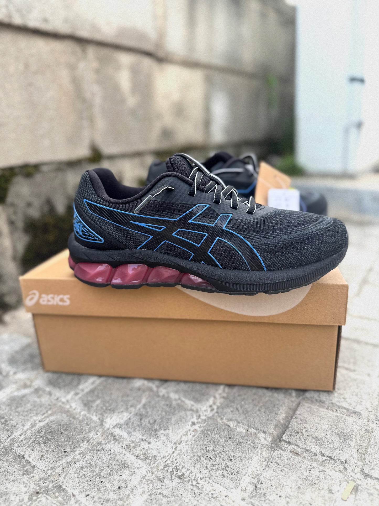 Asics Quantum 180VII negras logo azul detalles rosas