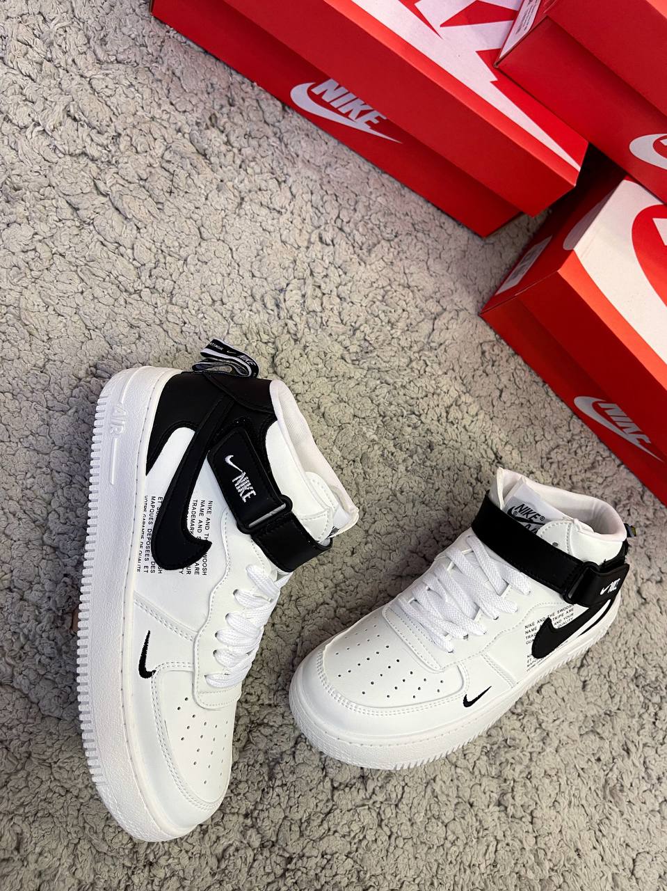 AIR FORCE BOTAS BLANCAS Y NEGRAS