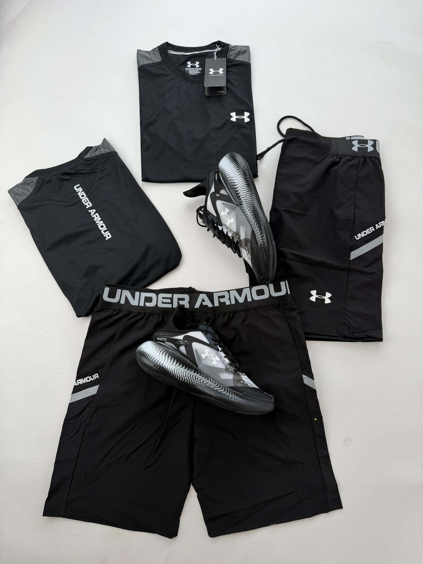 Conjunto corto under armour negro logo blanco detalles grises