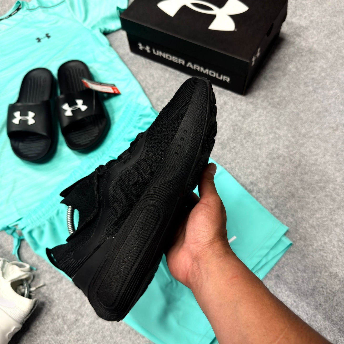 Under Armour negras detalles grises