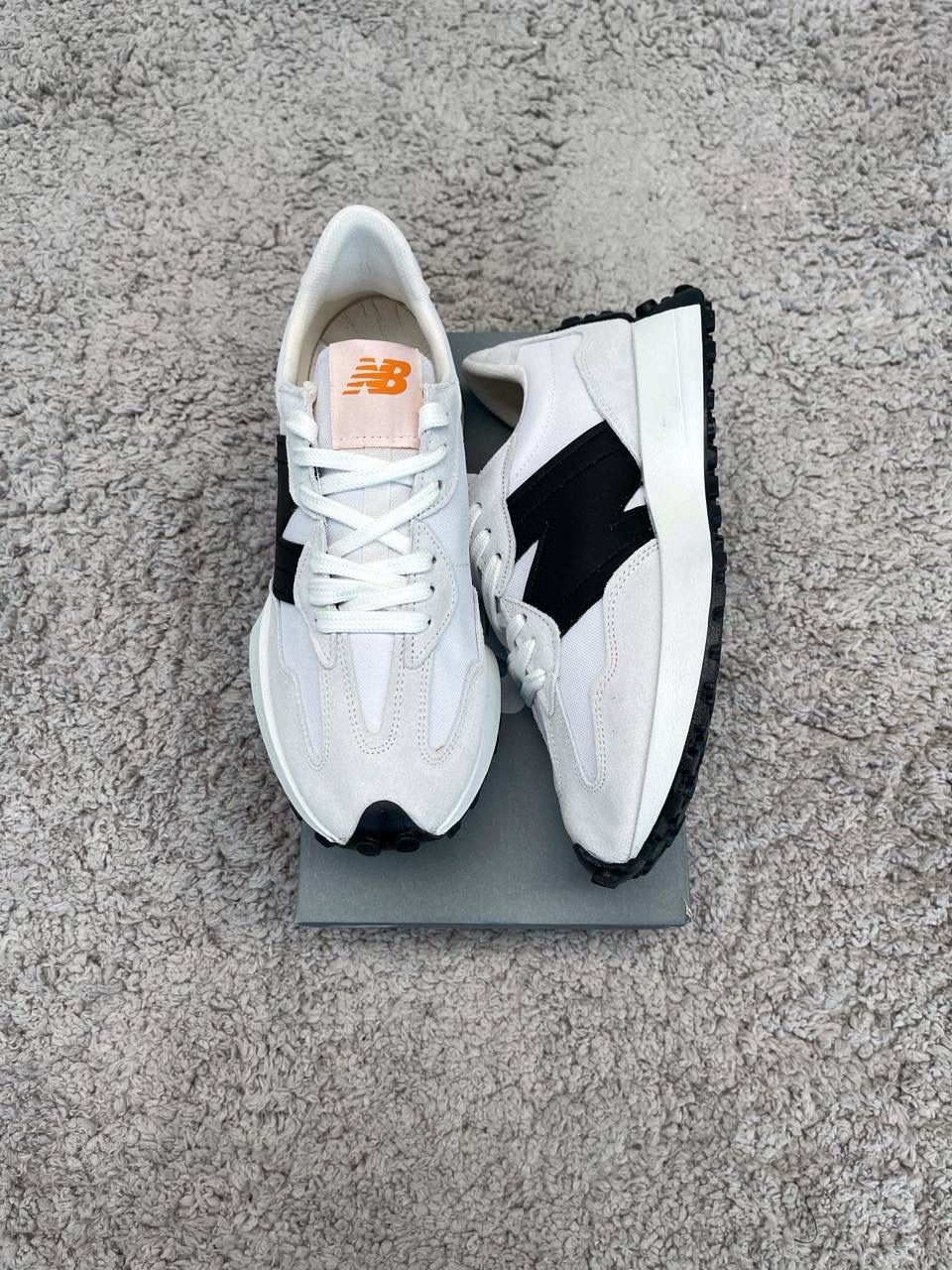 NEW BALANCE 327 blancas logo negro