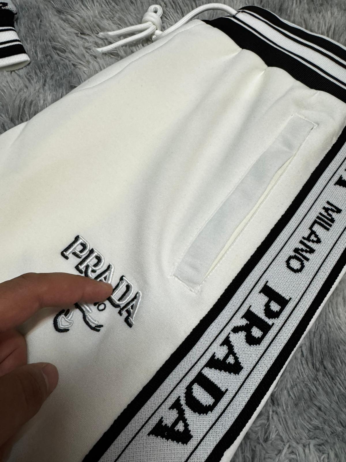 Chandal Prada blanca logo negro detalles laterales