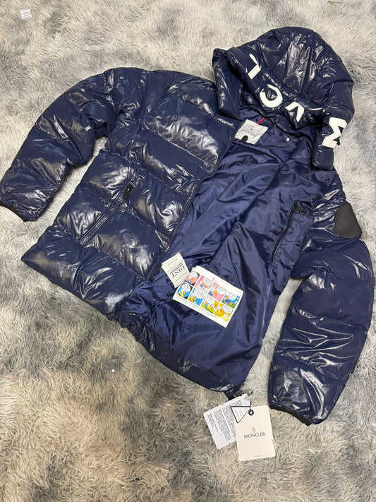 Chaqueta moncler azul marino logo blanco