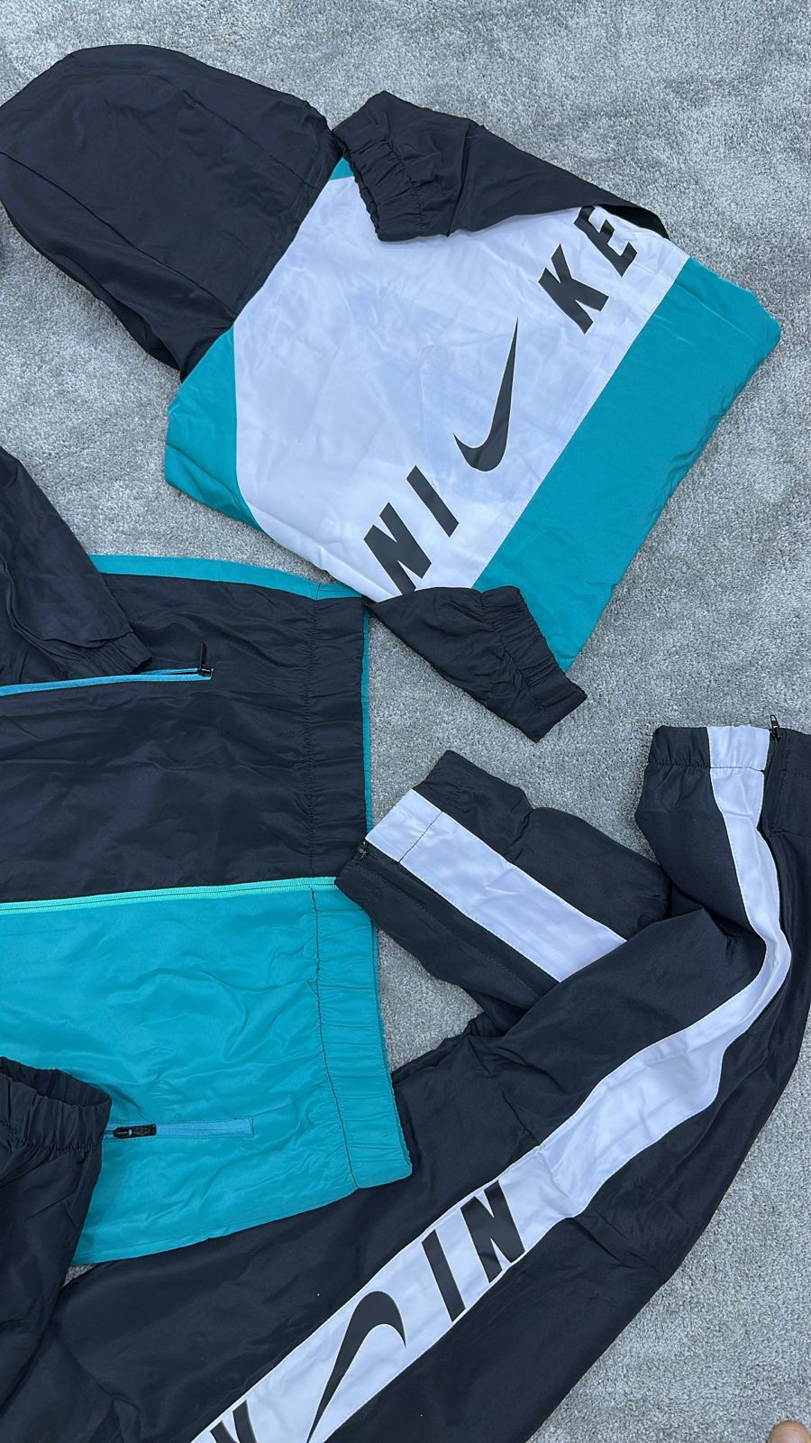 Chandal Nike azul negroy blanco logo negro