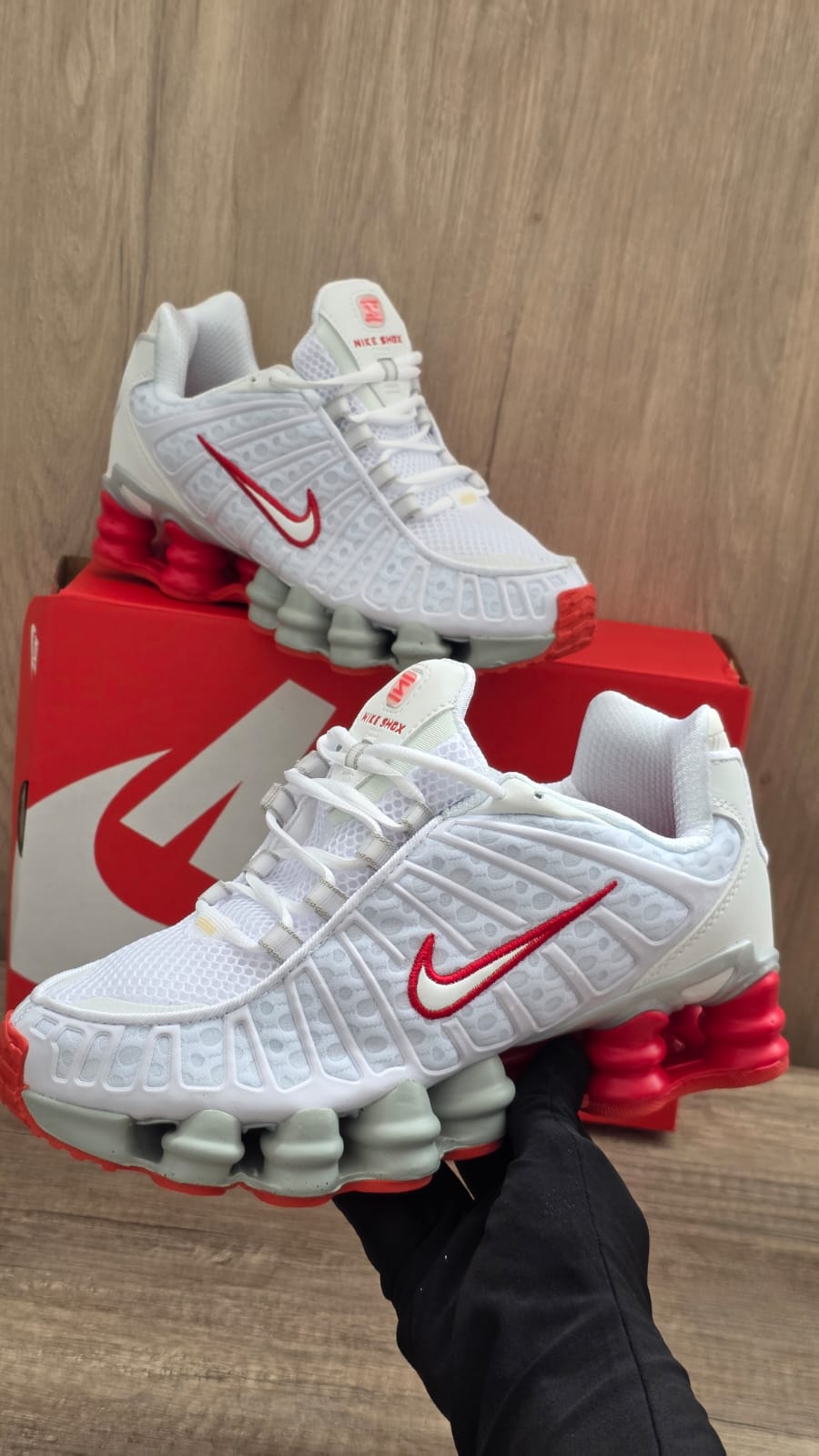 Shox blanca logo rojo