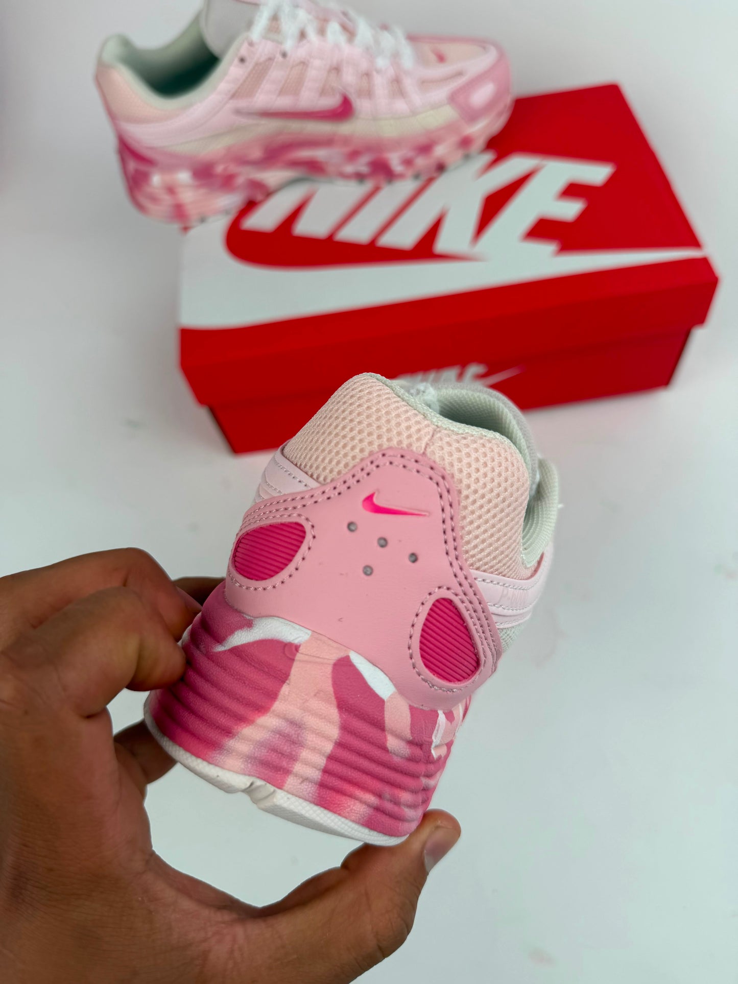 Nike P-6000 rosas detalles blancos