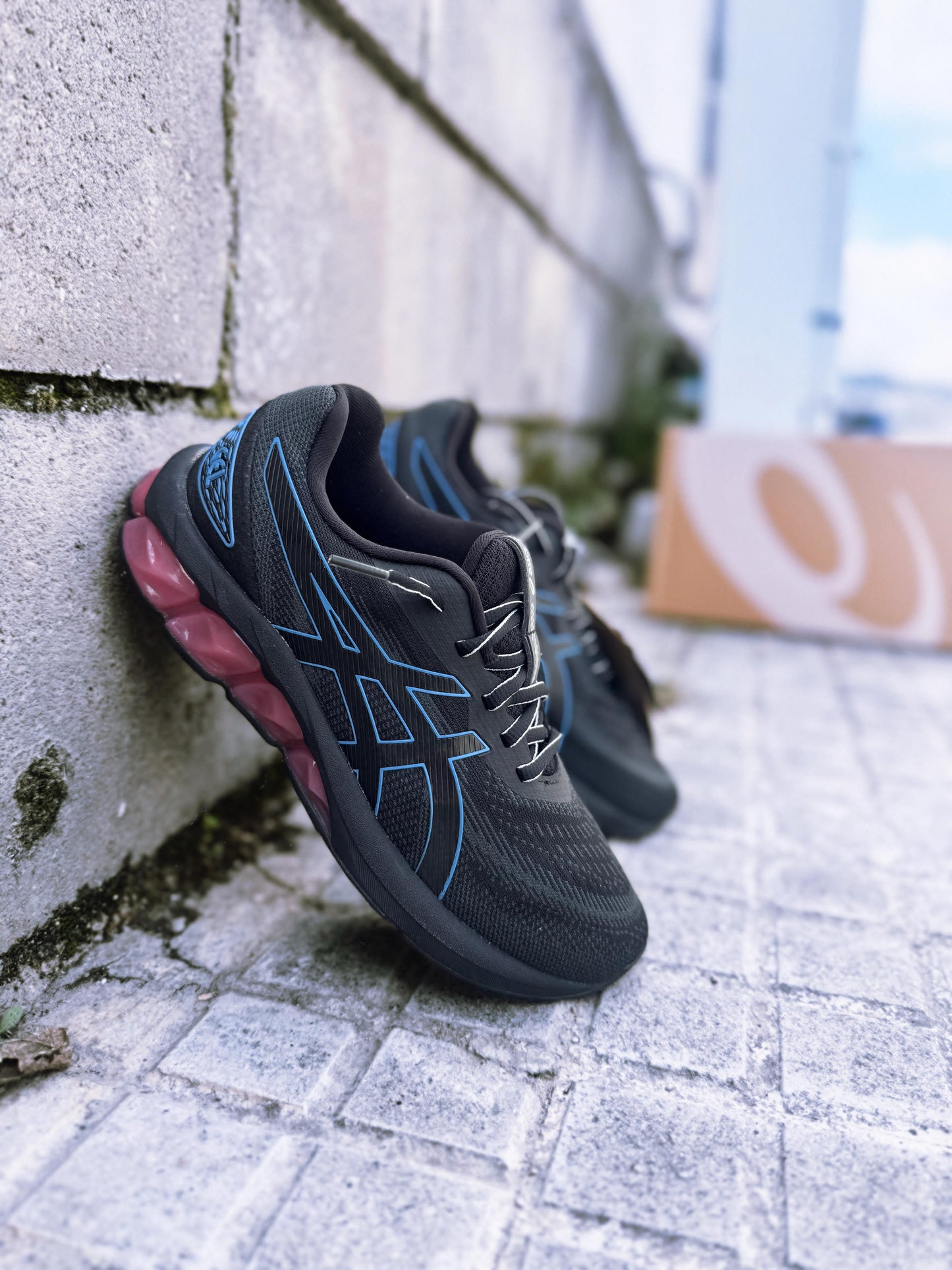 Asics Quantum 180VII negras logo azul detalles rosas