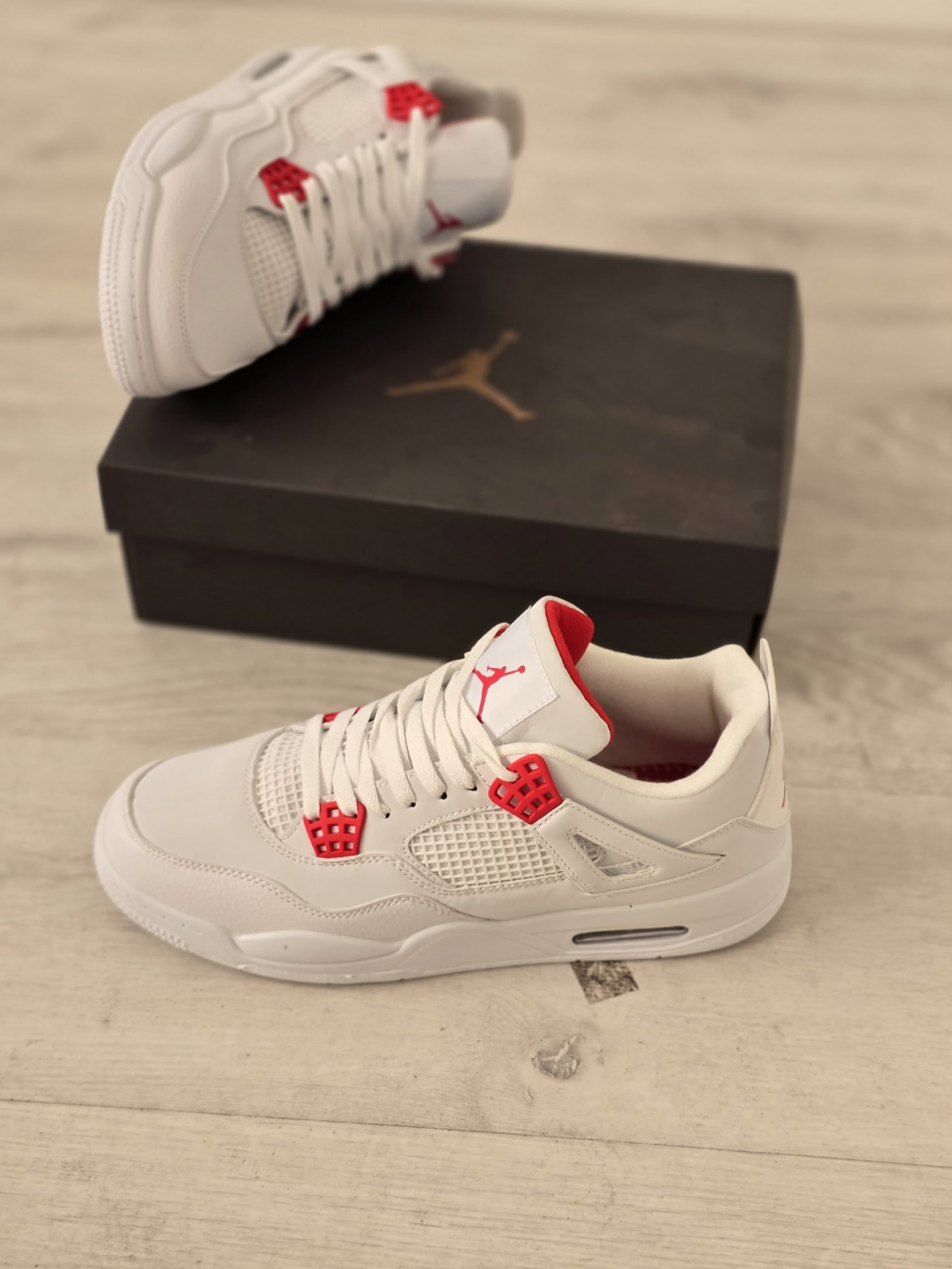 Jordan 4 blanca chapa roja