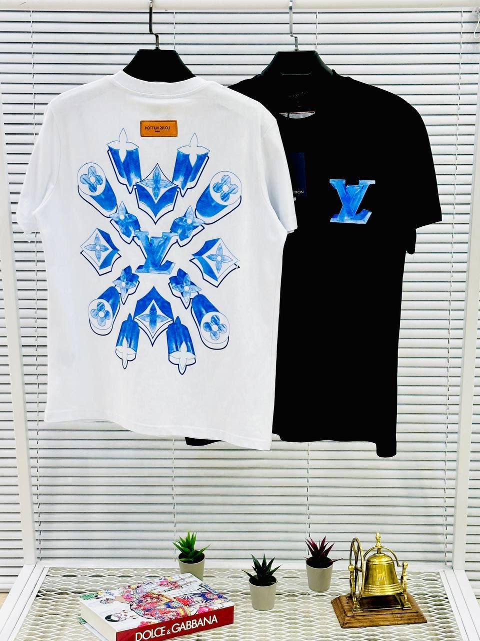 Camiseta LV negro logo azul y blanco detalles naranjas