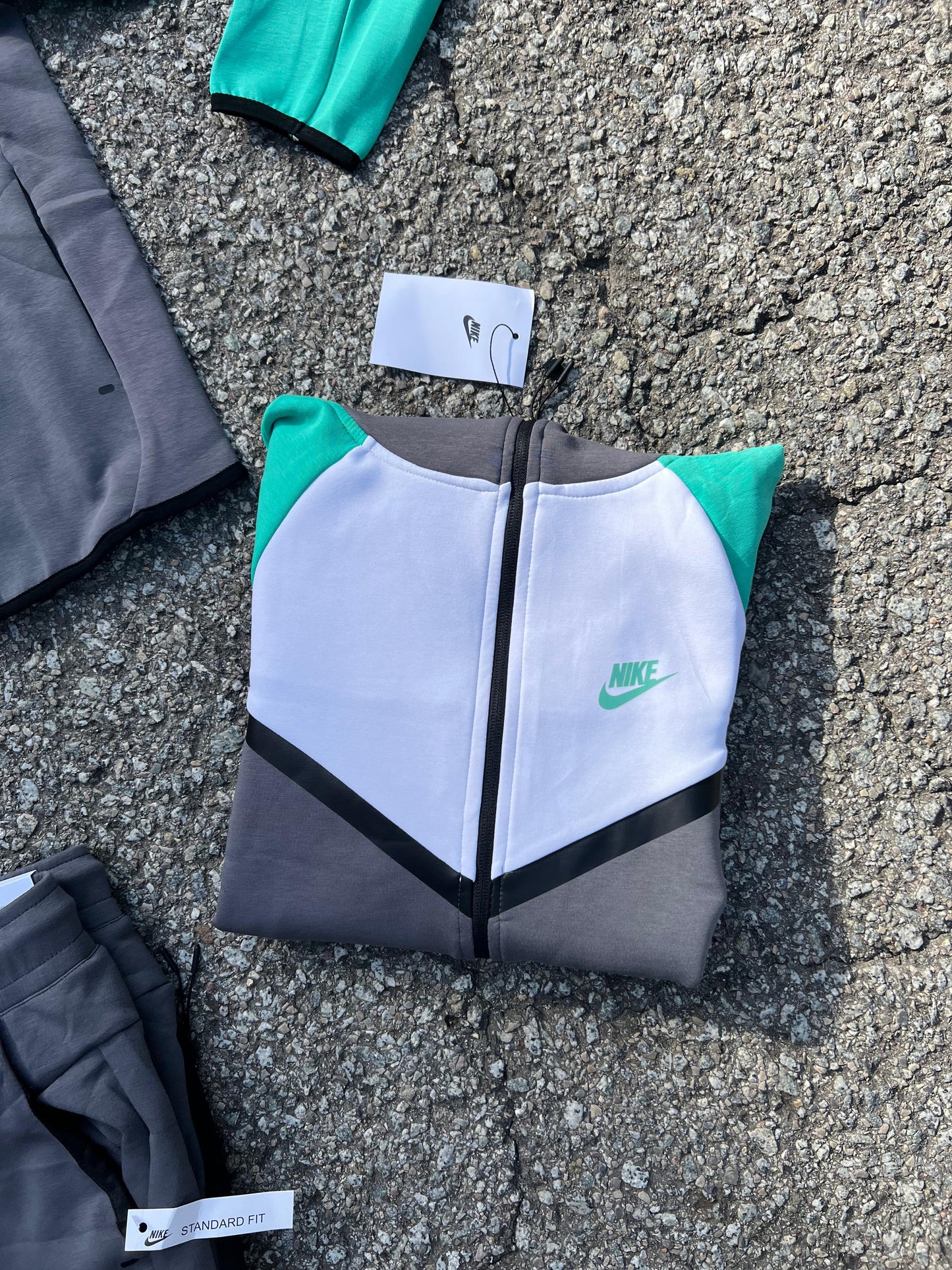 Nike tech gris y blanco logo verde agua