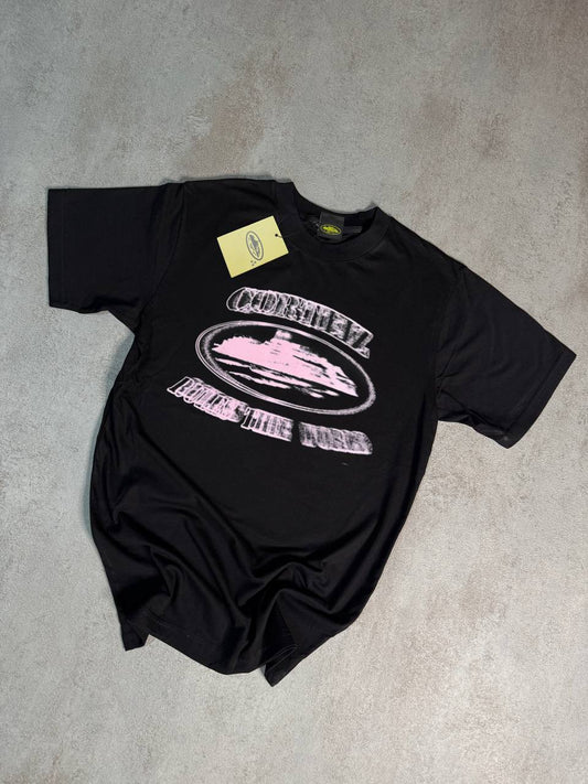 Camiseta Corteiz negro logo rosa
