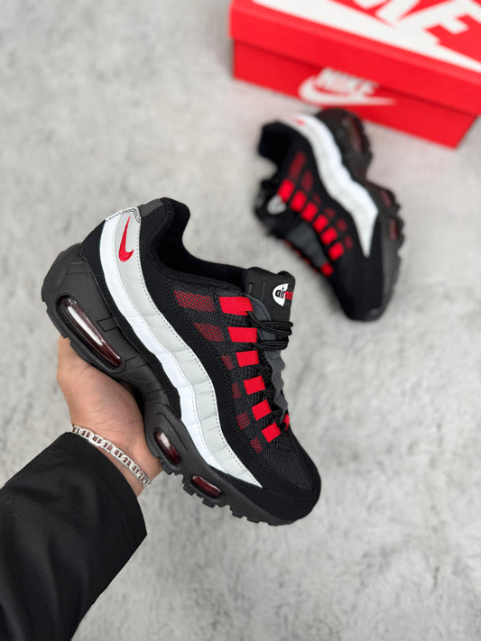 Air max 95 negras logo rojo detalles blancos