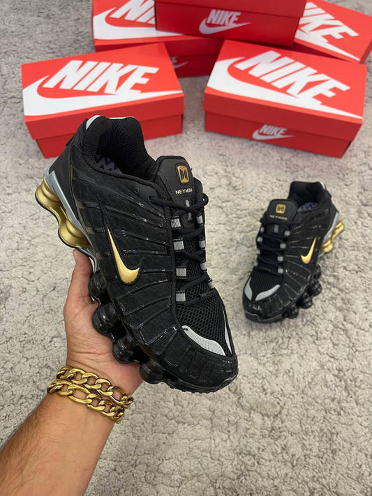 Shox negras x Neymar logo dorado detalles grises plateados