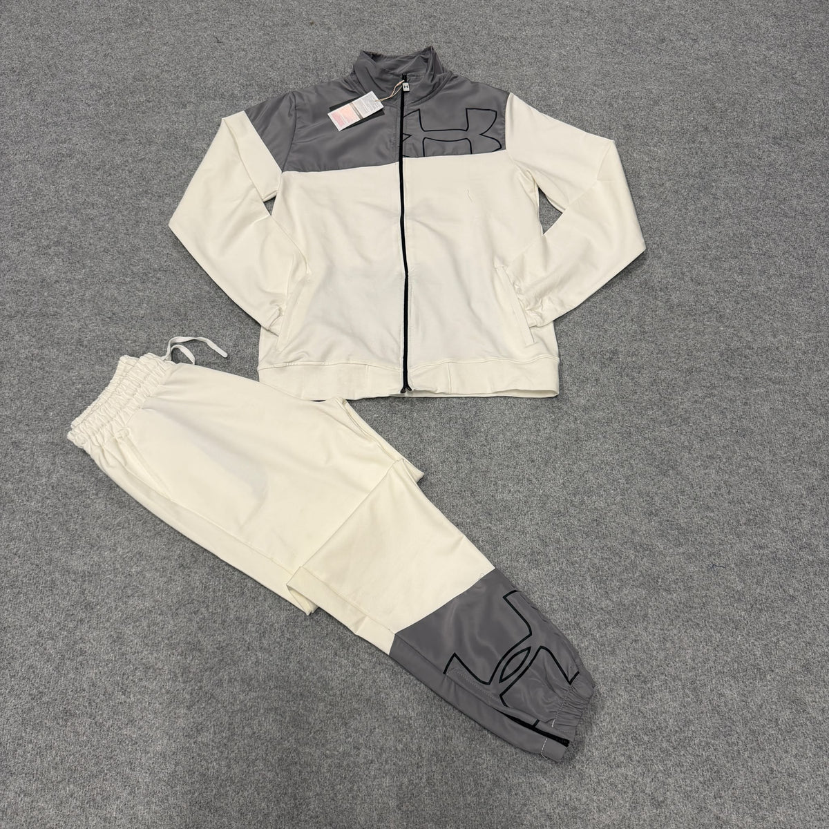 Chandal under armour gris y crema logo negro