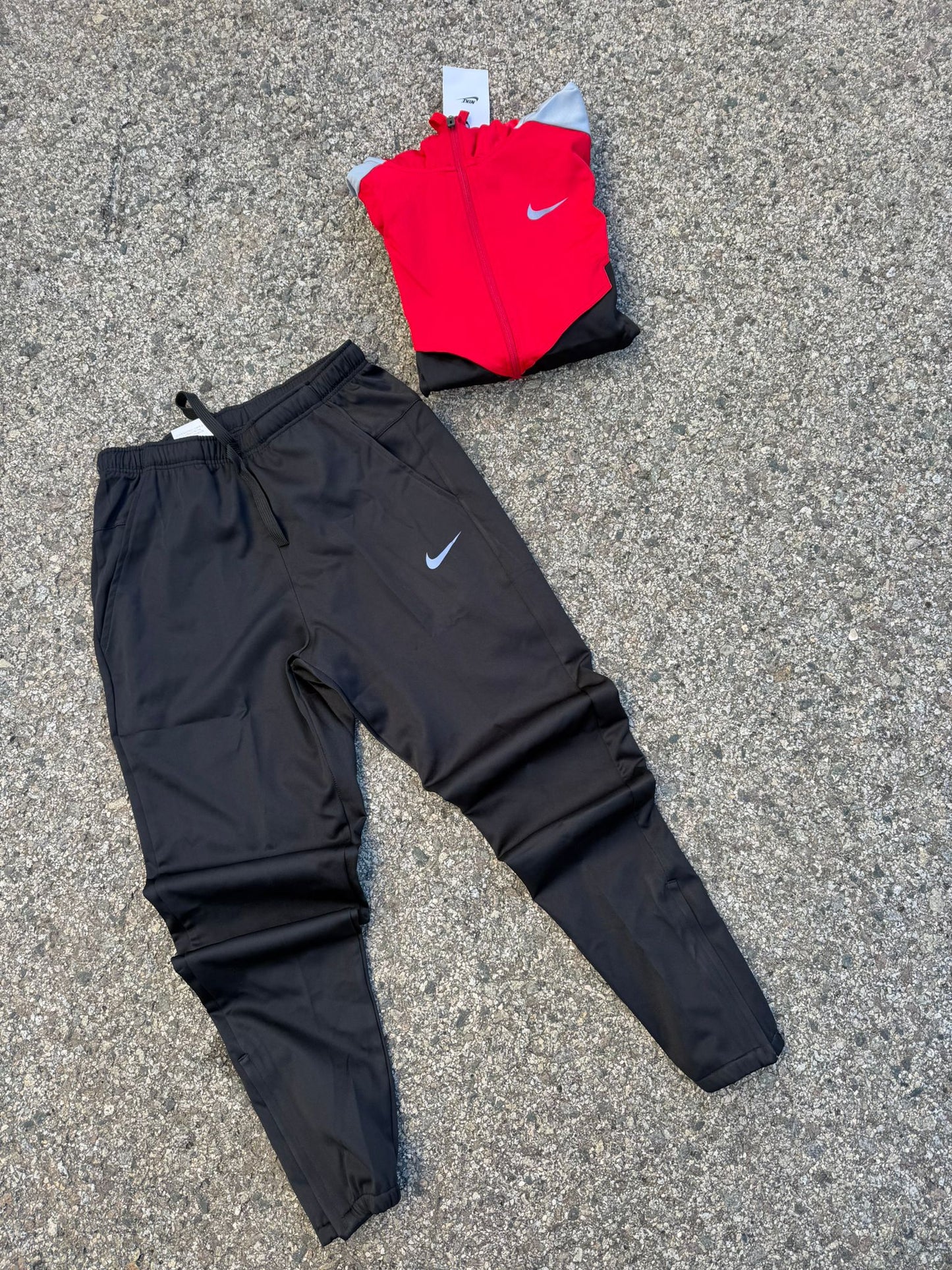 Chandal nike Miler rojo y negro logo gris