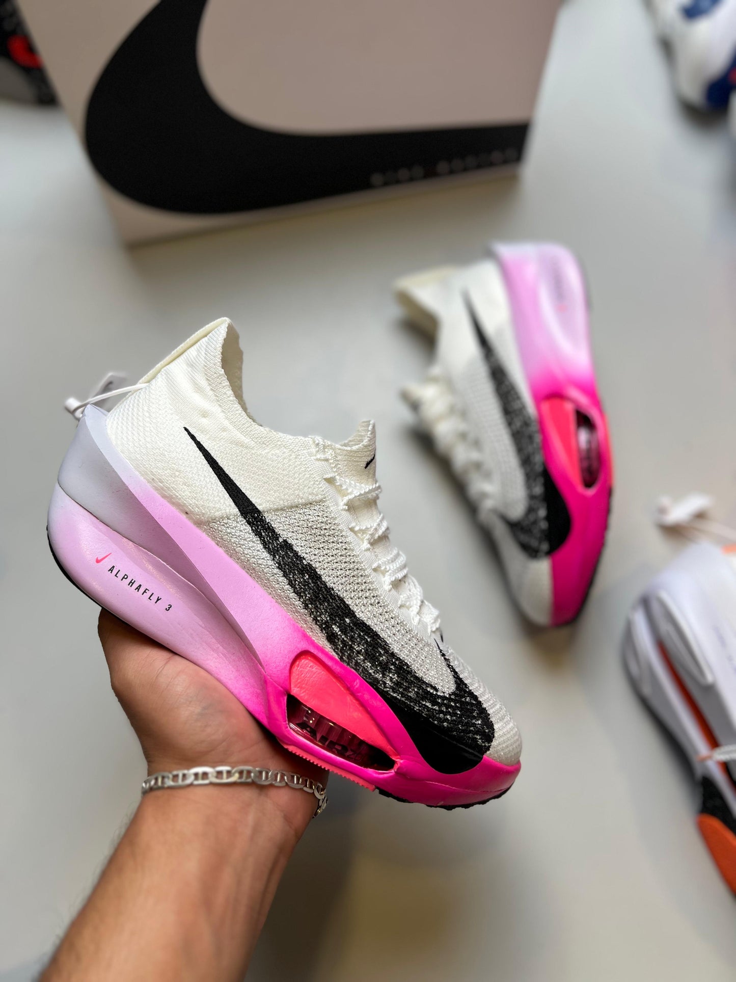 NIKE AIR ZOOM ALPHAFLY NEXT % blanco logo negro detalles rosas
