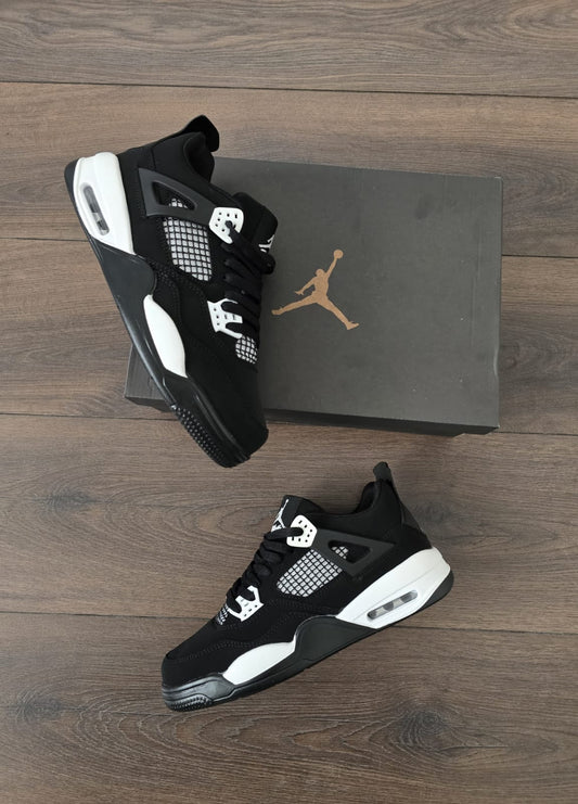 Jordan 4 negra suela blanca
