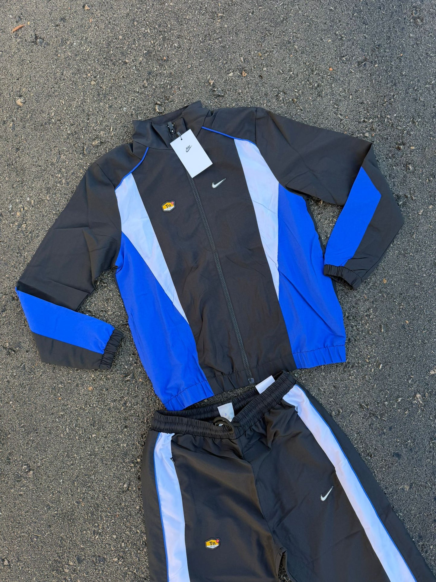 Chandal nike negro y blanco detalles azules logo blanco contorno negro