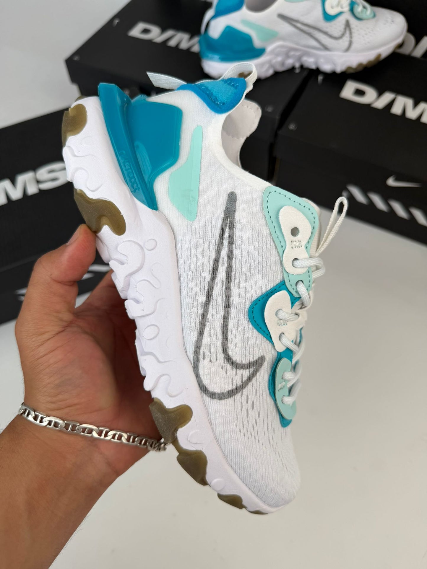Nike react vision blancas logo gris detalles azules