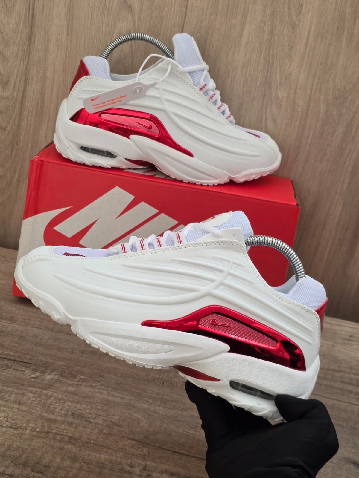 Nocta blanca roja
