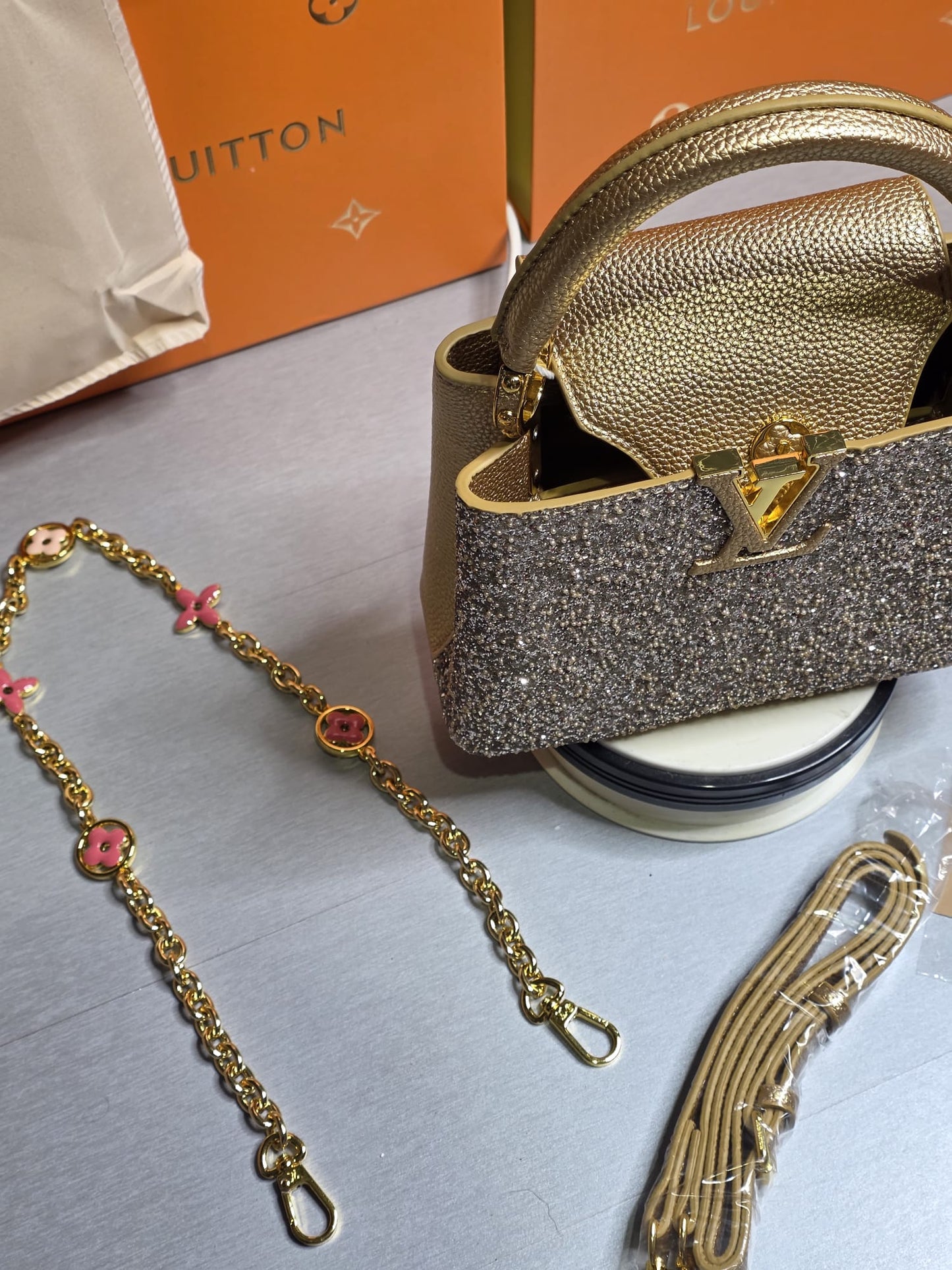 Bolso LV dorado brillos