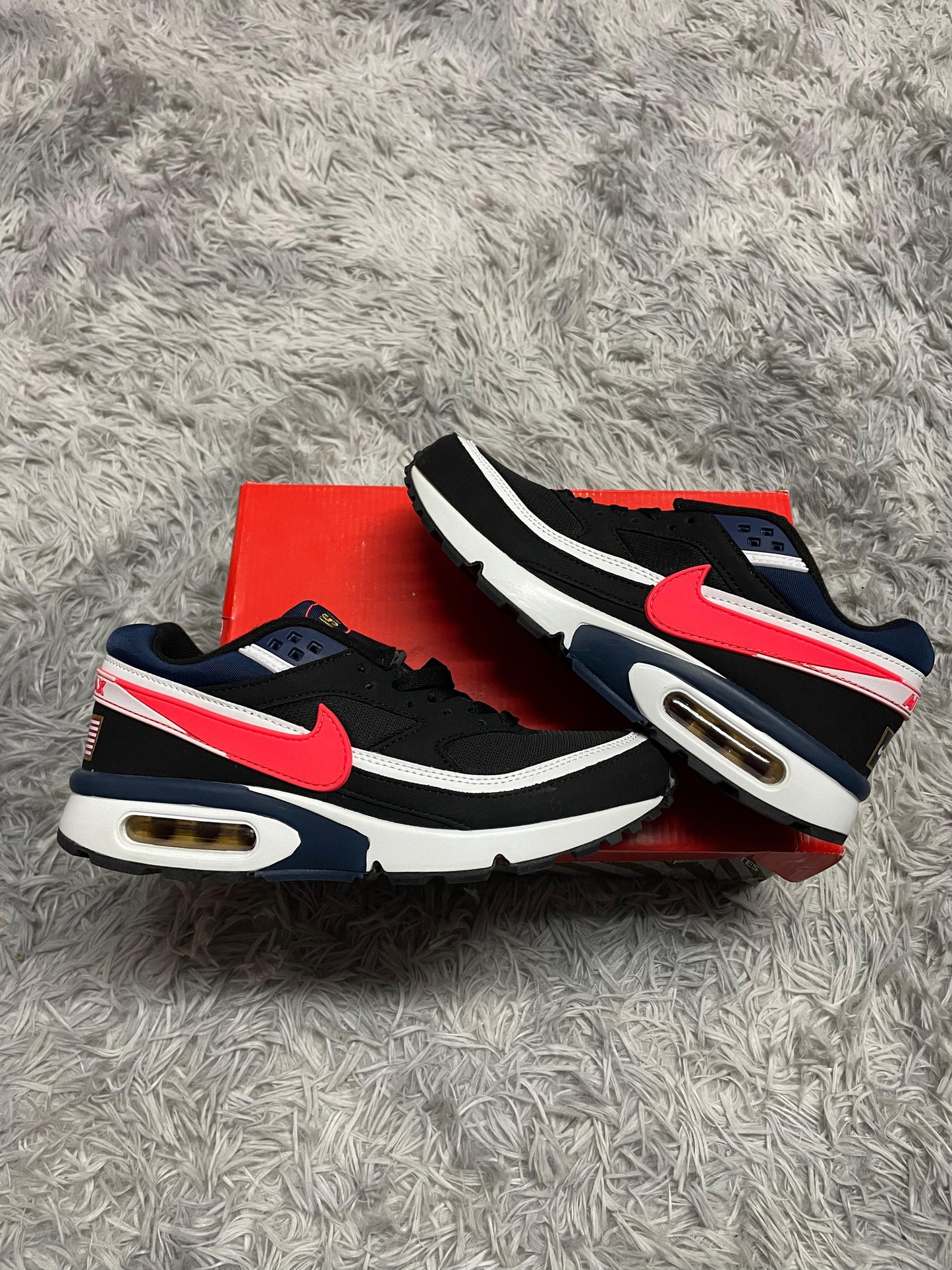 Air max BW negro logo rojo detalles blancos y azules